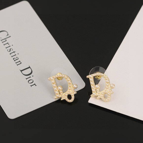 Dior Letter Pearl Earrings - Picture 6 of 6